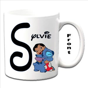 以下が含まれることがあります： 白いセラミック製のマグカップに、黒い文字の「S」と、リロとスティッチが抱き合っている漫画の画像が描かれています。マグカップには「OLVIE」という文字が印刷されています。マグカップの取っ手には「Front」という文字が印刷されています。