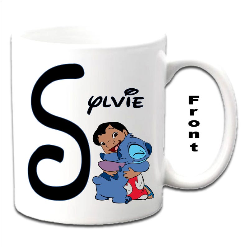 以下が含まれることがあります： 白いセラミック製のマグカップに、黒い文字の「S」と、リロとスティッチが抱き合っている漫画の画像が描かれています。マグカップには「OLVIE」という文字が印刷されています。マグカップの取っ手には「Front」という文字が印刷されています。
