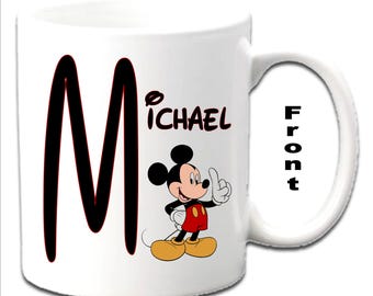 Tazas blancas personalizadas con inicial y estampado del personaje de Mickey Mouse.