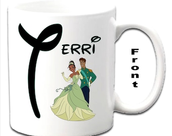 Tazze bianche personalizzate con le iniziali di Tiana e Naveen, personaggi de La principessa e il ranocchio.