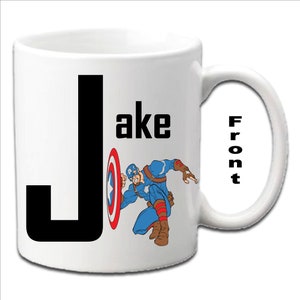 Iniziale personalizzata con il personaggio di CAPITANO AMERICA stampato su tazze bianche