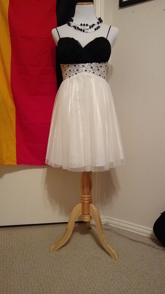 b smart white dress
