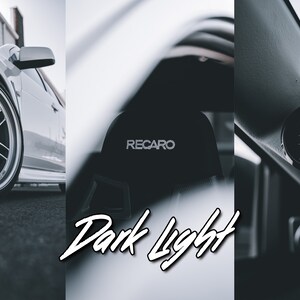 K&ouml;nnte beinhalten: Ein wei&szlig;es Auto mit schwarzen Felgen und schwarzem Innenraum. Das Auto hat einen Recaro-Sitz und ein Ladedruckmessger&auml;t, das 2,0 anzeigt. Der Text "Dark Light" ist in Wei&szlig; auf schwarzem Hintergrund geschrieben.
