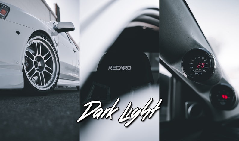 K&ouml;nnte beinhalten: Ein wei&szlig;es Auto mit schwarzen Felgen und schwarzem Innenraum. Das Auto hat einen Recaro-Sitz und ein Ladedruckmessger&auml;t, das 2,0 anzeigt. Der Text "Dark Light" ist in Wei&szlig; auf schwarzem Hintergrund geschrieben.