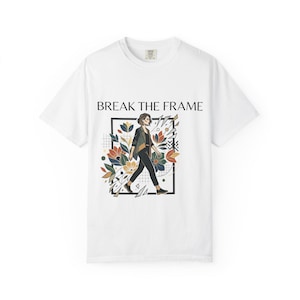 T-shirt med blommig illustration och gående figur från Break the Frame | kvinna som kliver genom ramen
