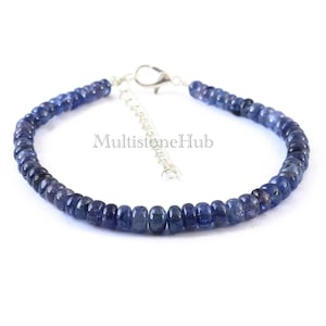 Op de afbeelding: Een blauwe edelsteen armband met een zilveren sluiting. De armband is gemaakt van kleine, ronde kralen.