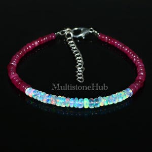 Könnte beinhalten: Ein Armband mit Perlen und einem silbernen Verschluss. Das Armband besteht aus rosa und weißen Perlen. MultistoneHub ist auf dem Bild gedruckt.