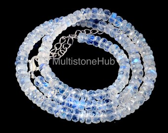 Op de afbeelding: Een ketting gemaakt van gefacetteerde, doorschijnende maansteen kralen met blauwe en witte flitsen. De ketting heeft een zilverkleurige sluiting en ketting. De tekst "MultistoneHub" is zichtbaar.