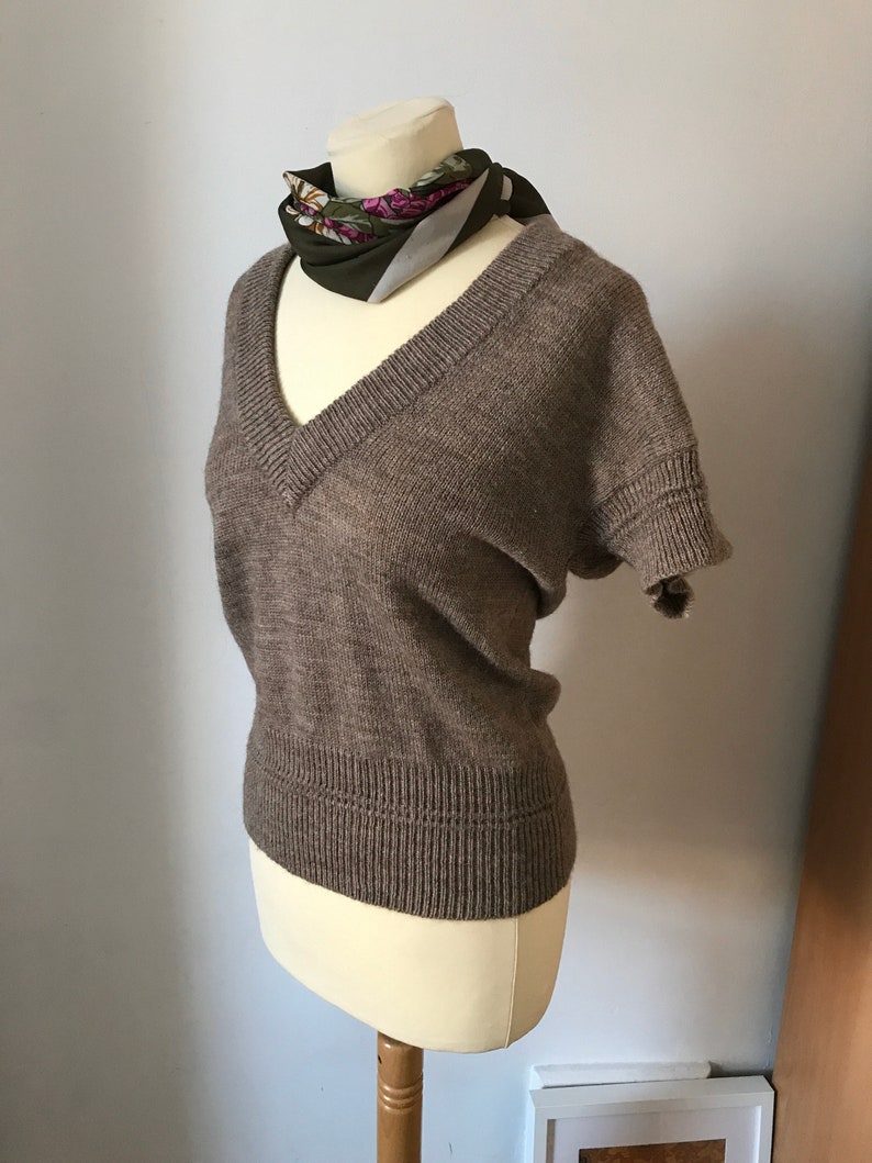 Brown 1950s style vintage wool jumper; Short sleeves V Neck; Women\u2019s UK 12 14 US 8 10 EU 40 42 Rockabilly Pin Up