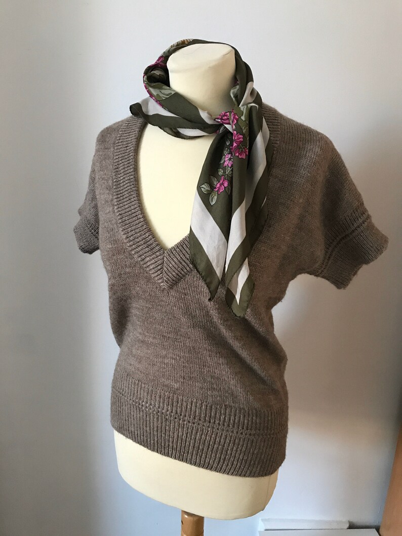 Brown 1950s style vintage wool jumper; Short sleeves V Neck; Women\u2019s UK 12 14 US 8 10 EU 40 42 Rockabilly Pin Up