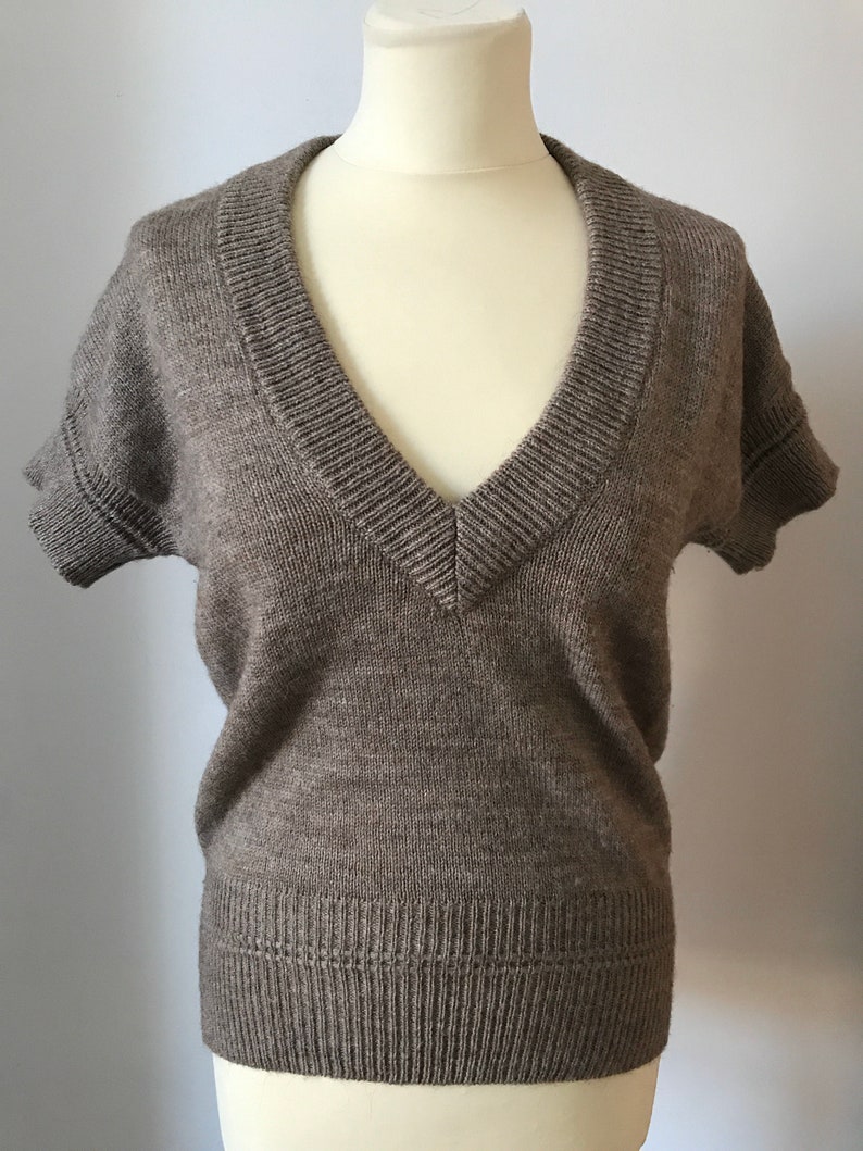 Brown 1950s style vintage wool jumper; Short sleeves V Neck; Women\u2019s UK 12 14 US 8 10 EU 40 42 Rockabilly Pin Up