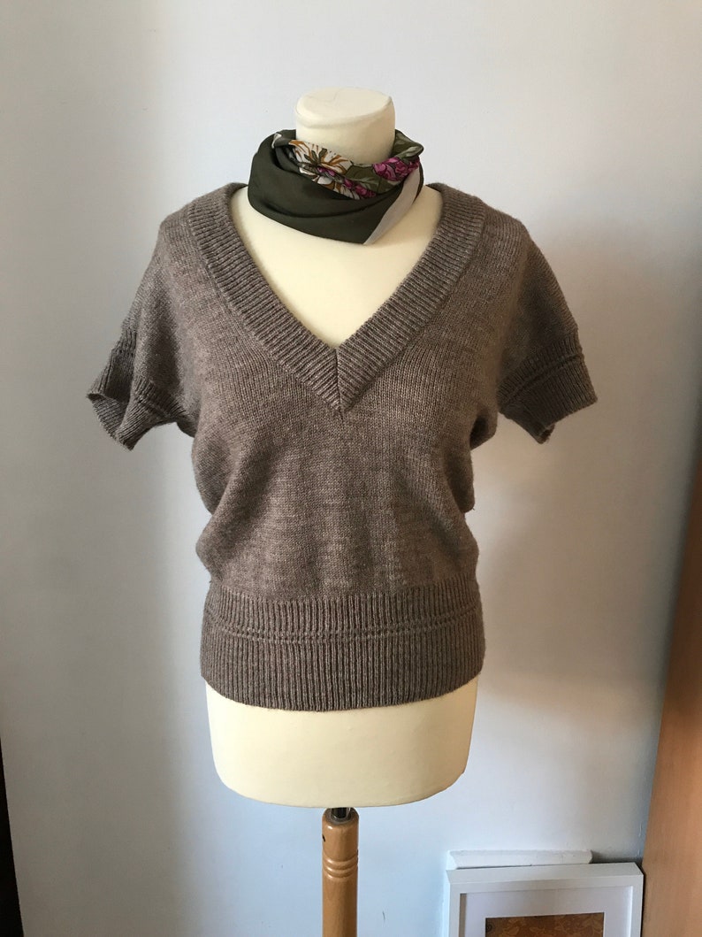 Brown 1950s style vintage wool jumper; Short sleeves V Neck; Women\u2019s UK 12 14 US 8 10 EU 40 42 Rockabilly Pin Up
