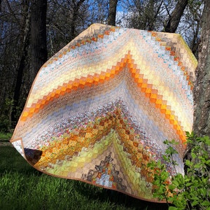 Sonniger Bargello-Quilt zum Verkauf Kingsize 200 x 210 cm Orange Gelb großes original entworfenes Quilt handgemachte Botanische Decke Ombre Quilt