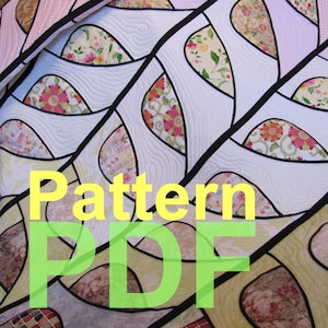 Könnte beinhalten: Ein Quilt mit einem geometrischen Design mit floralen Mustern in Rosa, Orange und Gelb. Der Quilt hat einen weißen Hintergrund mit schwarzen Rändern und den Text "Pattern PDF" in Gelb und Grün.