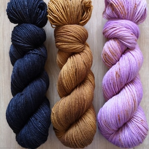 Wonderfully soft Merino blend, 3 x 400 m/100 g, in anthracite, pink-rosé and caramel. Mulesing free.