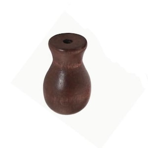 Könnte beinhalten: Ein dunkelbraunes Holzfinial mit runder Oberseite und einer glatten, leicht bauchigen Form.