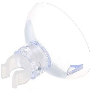 Puede incluir: Ventosa de plástico transparente con un clip para sujetar objetos a superficies lisas.