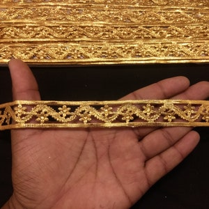 Bordure indienne en dentelle avec ruban floral perlé et or métallique pour la décoration de robes pour le bricolage, la couture et les accessoires en tissu.