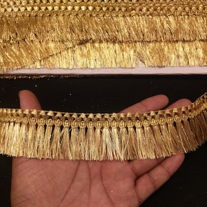 Nappe e frange in pizzo indiano color oro metallizzato, realizzate a mano in India, con bordatura decorativa per artigianato, cucito e accessori in tessuto.