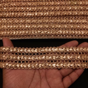 Cinta tejida de encaje en oro rosa metalizado: borde con adorno indio