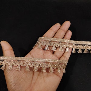 Pizzo indiano con frange in oro rosa metallizzato, fatto a mano in India, con bordatura decorativa per artigianato, cucito e accessori in tessuto.