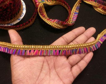 Or métallique indien avec franges multicolores en dentelle et pompons avec bordure décorative pour travaux manuels, couture et accessoires en tissu.