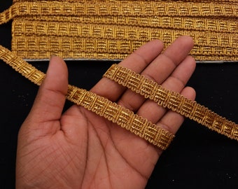 Bordure indienne en dentelle tissée en ruban doré métallisé avec décoration de robes pour travaux manuels, couture et accessoires en tissu.