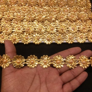 インド製メタリックゴールドビーズ花柄パッチレーストリム。ドレスの装飾、クラフト、裁縫、布アクセサリーに。