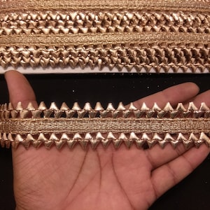 Cinta de encaje con flecos metálicos de oro rosa: adorno artesanal indio