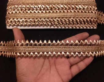 Ribete de encaje con flecos metálicos color oro rosa: Borde decorativo con bordado indio hecho a mano.