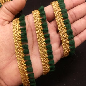 Indische tiefgrüne und goldene Quasten-Fransen-Spitzenborte mit Verschönerungsrand zum Basteln, Nähen und Tuchzubehör.