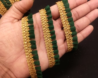 Op de afbeelding: Groene en gouden trim met een franje detail. De trim is gemaakt van een zachte stof en heeft een delicate, elegante uitstraling.