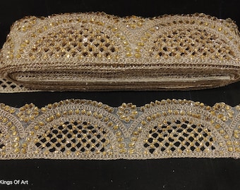 Garniture indienne en dentelle de ruban de tissu net brodée de fleurs dorées perlées avec travail du verre, garniture perlée, garniture perlée florale, garniture en dentelle florale dorée