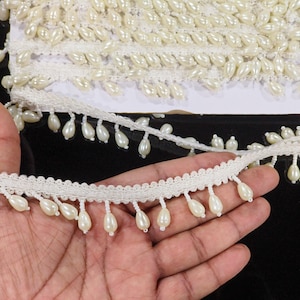 Ribete de encaje con borlas y cuentas blancas: Adorno para vestidos indios
