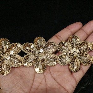 Dies ist Indian Metallic Gold Pailletten-Blumenpatch eine Applikations-Spitzenborte mit Verzierungsrand zum Basteln und Nähen