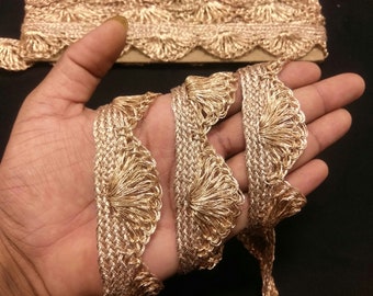 Borde de encaje con flecos tejidos en oro rosa: adorno artesanal