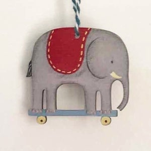 Elefant auf Rädern - hängende Dekoration aus Holz