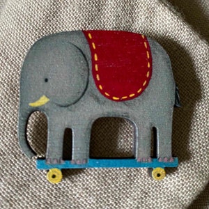 Broche épinglette - ÉLÉPHANT JOUET
