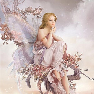 Puede incluir: Un hada con alas iridiscentes se sienta en una rama de un árbol en flor. Lleva un vestido blanco fluido y tiene el pelo largo y rubio. El fondo es de un suave color rosa y blanco.