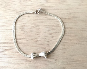 Sterling 7 inch bow tie charm bracelet.   REF 3132