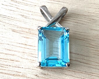 Sterling Silver and synthetic Blue Topaz gemstone.  REF3125