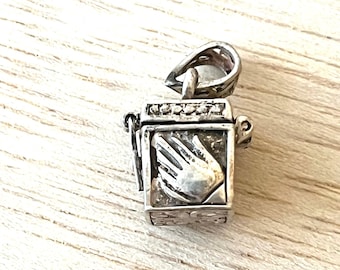 Sterling opening box charm pendant       Ref 3118