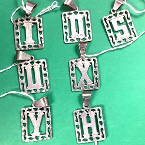 Colgante vintage de plata de ley con iniciales en forma de H, I, S, U, Y, Q y X. El peso es de aproximadamente 4-5 gramos. En oferta. Cómpralo ahora.
