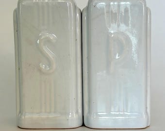 Vintage Range Set Salt & pepper Shakers - Raised Lettering - Classic Art Deco