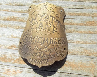 Wyatt Earp Peacemaker de la gente agradecida de Dodge City, 1878, placa de latón, pistola, empuñadura, etiqueta curva