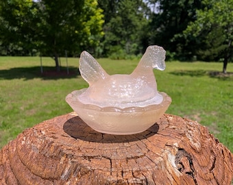 Miniatura de gallina de cristal rosa lechoso o ahumado sobre un nido. Figura coleccionable de sal abierta. Decoración para el hogar y la cocina.