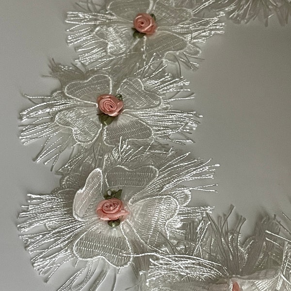Ruban de dentelle brodée 3D blanc cassé avec rose dentelle à relief motif 9,5 cm broderie 3 D