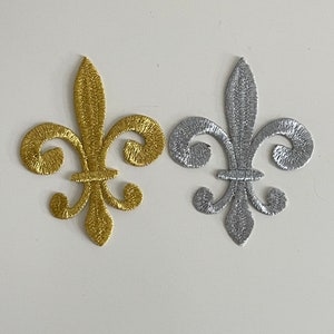 Aplique de flor de lis para colar o emblema dourado ou prateado com padrão de flor de lis