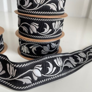 Galon médiéval motif tulipes,galon brodé jacquard,ruban médiéval 35 mm,galon médiéval 35 mm noir et argent.