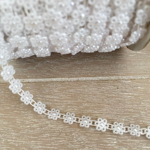 Ruban de demi-perles,demi-perles motif fleur,chaine demi perles blanches en plastique